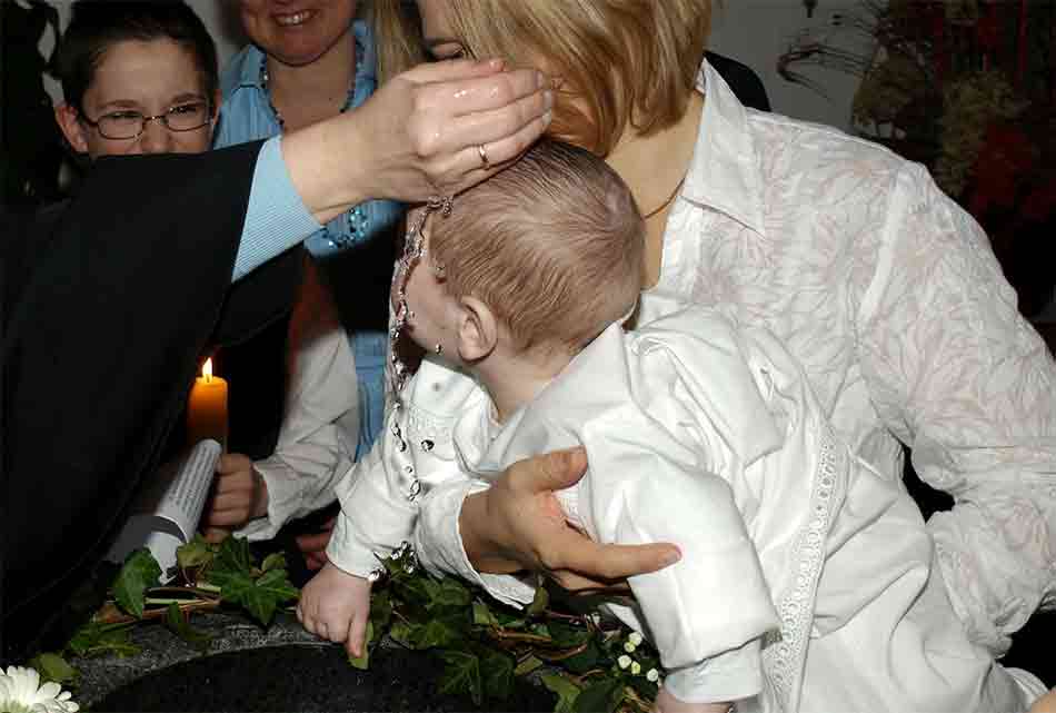 Qué se necesita para bautizar a un niño en la iglesia católica